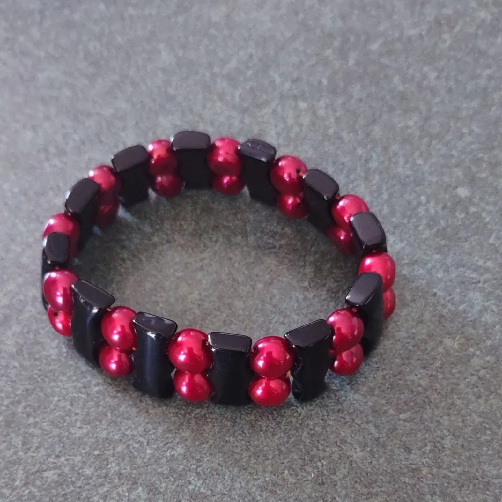 Elegant Black and Red Beaded Stretch Bracelet